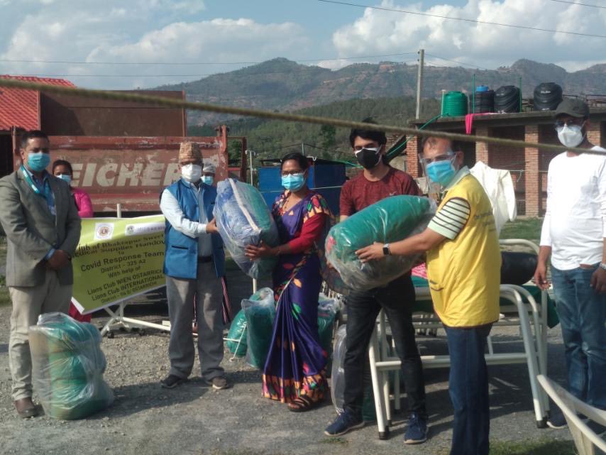 लायन्सद्धारा पाँचखाल नगरलाई १० सेट वेड हस्तान्तरण