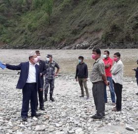 काभ्रेबाट सं क्रमितको श ब पशुपति नल्याउन भनेपछि डिसीसीएमसीको टोली दोलालघाट पुग्यो
