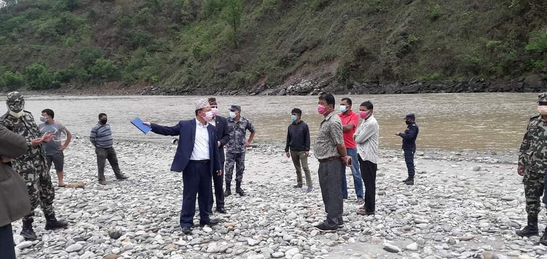 काभ्रेबाट सं क्रमितको श ब पशुपति नल्याउन भनेपछि डिसीसीएमसीको टोली दोलालघाट पुग्यो