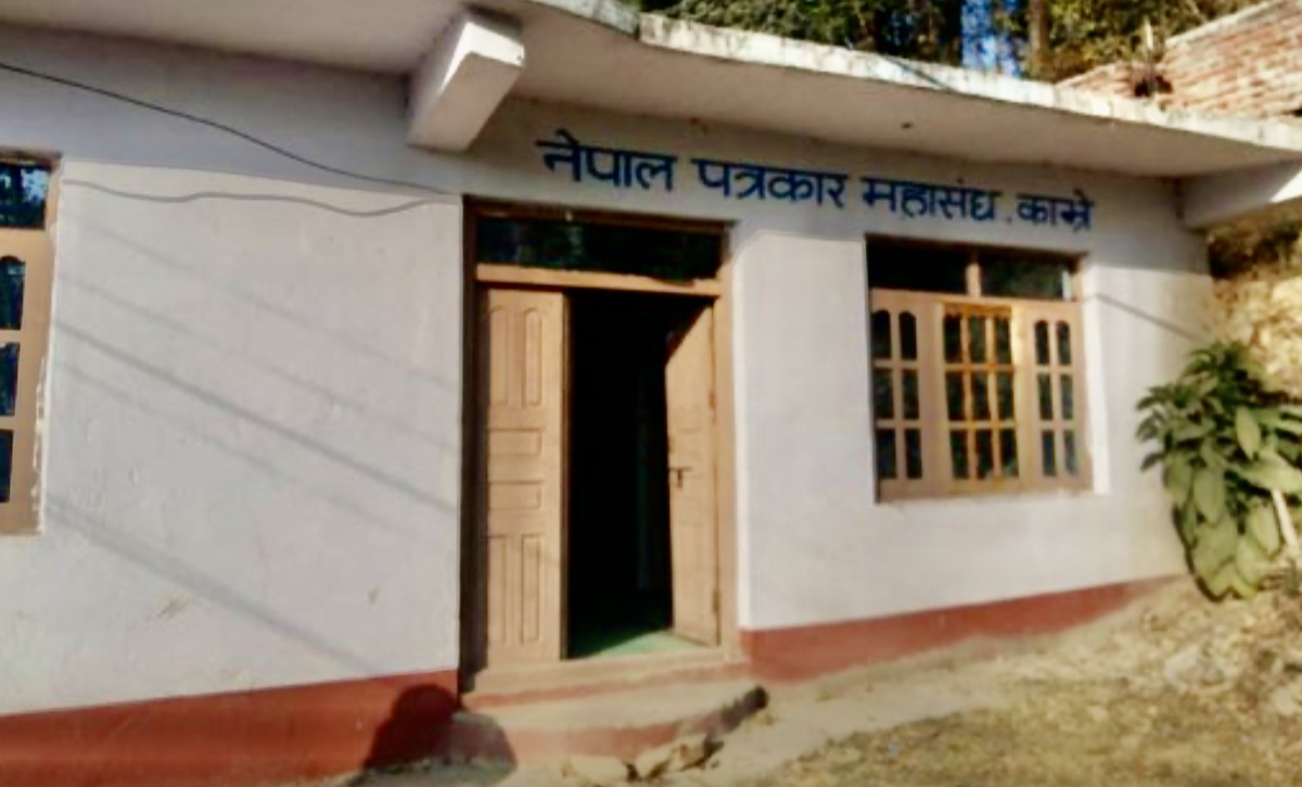 नेपाल पत्रकार महासंघ काभ्रेलाई काभ्रे सेवा समाज कतारले गर्यो चालिस हजार सहयोग