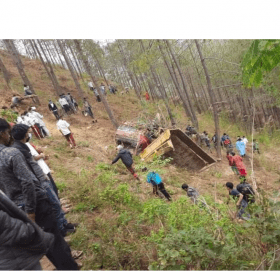 काभ्रेको कोशीपारीमा टिपर पल्टियो, चालकको मृत्यु