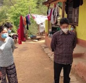 पनौतीमा होम आइसोलेसन बसेका संक्रमितको स्वास्थ्य बुझ्न उपप्रमुख र डाक्टरले सुरू गरे घरदैलो