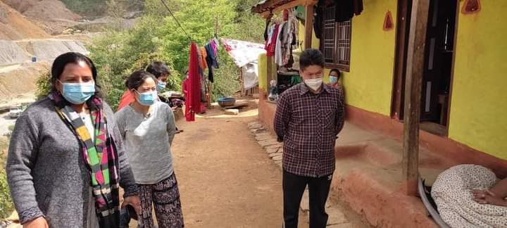 पनौतीमा होम आइसोलेसन बसेका संक्रमितको स्वास्थ्य बुझ्न उपप्रमुख र डाक्टरले सुरू गरे घरदैलो