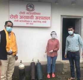काँग्रेस नेता गणेश लामाद्वारा रोशीमा अक्सिजन सहितको सिलिण्डर प्रदान