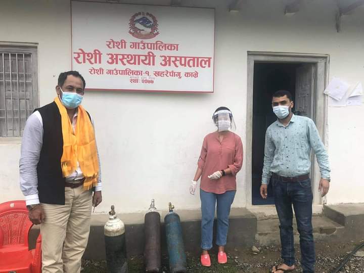 काँग्रेस नेता गणेश लामाद्वारा रोशीमा अक्सिजन सहितको सिलिण्डर प्रदान