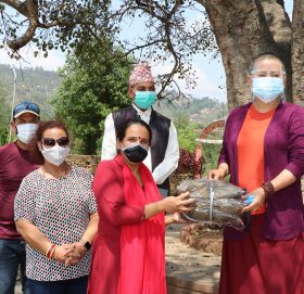 प्रारम्भ र आनी छोइङ डोल्मा फाउण्डेशनद्वारा नमोबुद्ध र रोशीलाई स्वास्थ्य सामग्री सहयोग