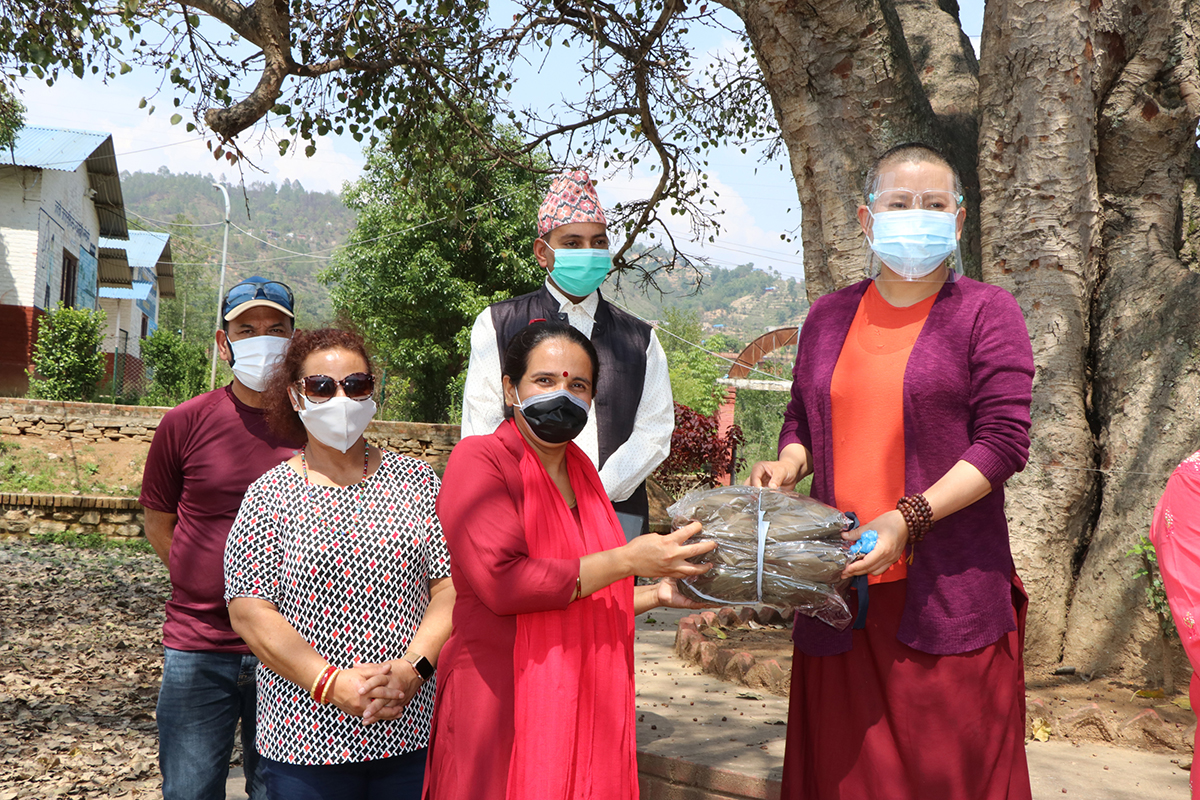 प्रारम्भ र आनी छोइङ डोल्मा फाउण्डेशनद्वारा नमोबुद्ध र रोशीलाई स्वास्थ्य सामग्री सहयोग