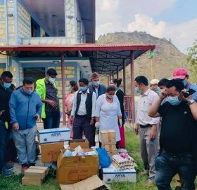 जन्मथलोमा स्वास्थ्य सामग्री पु¥याउँदै मादनकुँडारीका युवा