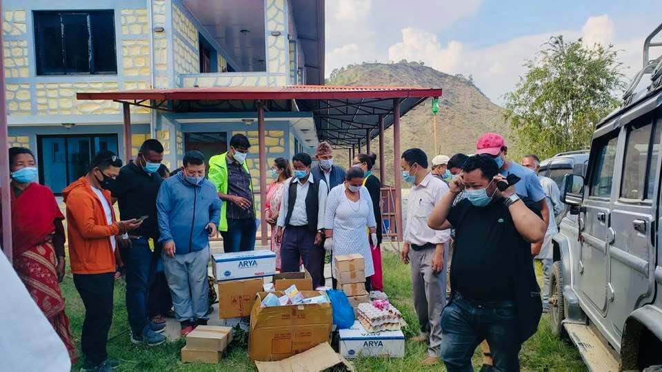जन्मथलोमा स्वास्थ्य सामग्री पु¥याउँदै मादनकुँडारीका युवा