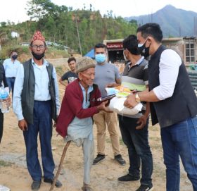 तरुण दलका सभापति लामाद्वारा भुम्लुमा राहत वितरण