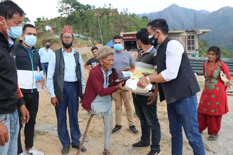 तरुण दलका सभापति लामाद्वारा भुम्लुमा राहत वितरण