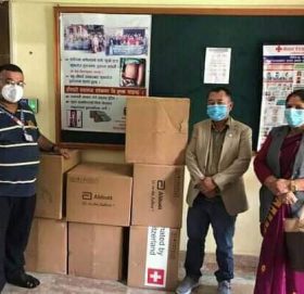 सांसद लामा र भुर्तेलद्वारा जनस्वास्थ्य कार्यालय काभ्रेलाई स्वास्थ्य सामग्री हस्तान्तरण