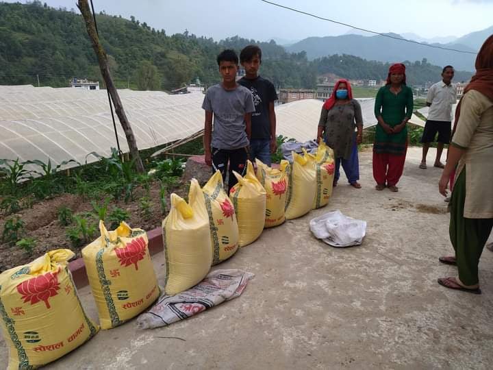 नेता गणेश लामाले दिए पनौतीमा मजदुरी गर्दै आएका १० जनालाई खाद्यान्न