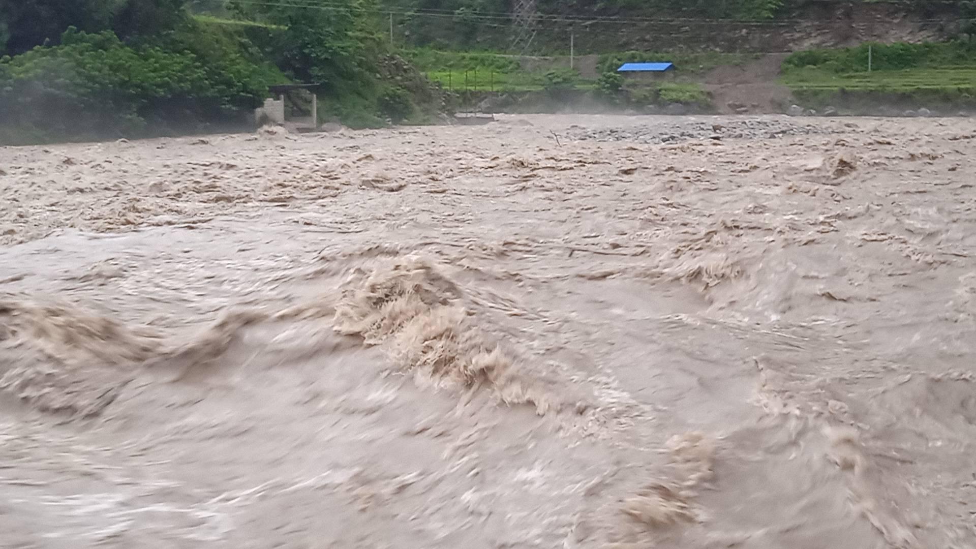 दुःखद् खबर: मेलम्ची खोलामा आएको बाढी र पहिरोमा कम्तीमा ७ जना बे’पत्ता