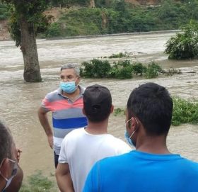 पूर्व मन्त्री बाँस्कोटा पुगे बाढी प्रभावित क्षेत्र दोलालघाट