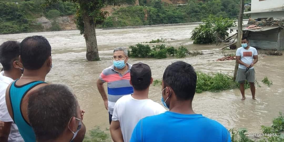 पूर्व मन्त्री बाँस्कोटा पुगे बाढी प्रभावित क्षेत्र दोलालघाट