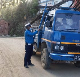 राजमार्गमा ट्राफिक प्र’हरी काभ्रेको छड्के