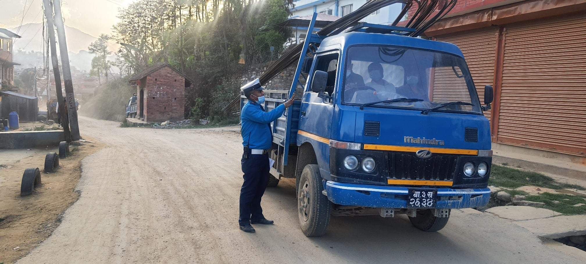 राजमार्गमा ट्राफिक प्र’हरी काभ्रेको छड्के