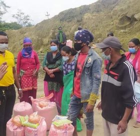 काभ्रेमा माधव समूहका युवा, विद्यार्थी दुःखी गरिबको घर घरमा सेवा दिँदै, ओली समूहका कता हराए ?