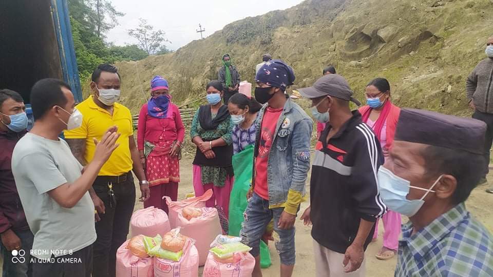 काभ्रेमा माधव समूहका युवा, विद्यार्थी दुःखी गरिबको घर घरमा सेवा दिँदै, ओली समूहका कता हराए ?