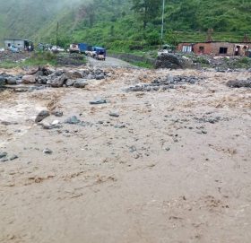 बीपी राजमार्ग अवरुद्ध: ३ वटा सवारीसाधन पुरिए,पर्खाल खसेर ३ घर जोखिममा