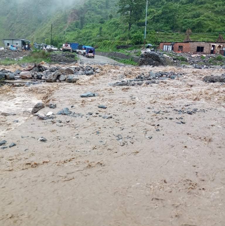 बीपी राजमार्ग अवरुद्ध: ३ वटा सवारीसाधन पुरिए,पर्खाल खसेर ३ घर जोखिममा