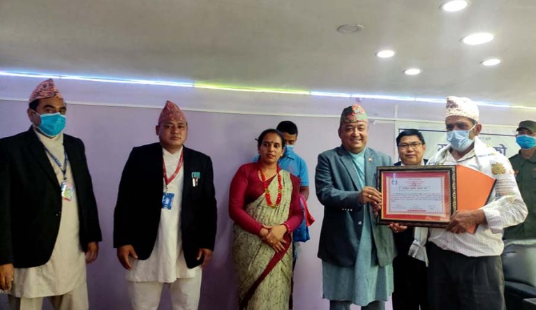 रोशी गाउँपालिकाले गर्यो उत्कृष्ट कृषकलाई पुरस्कृत