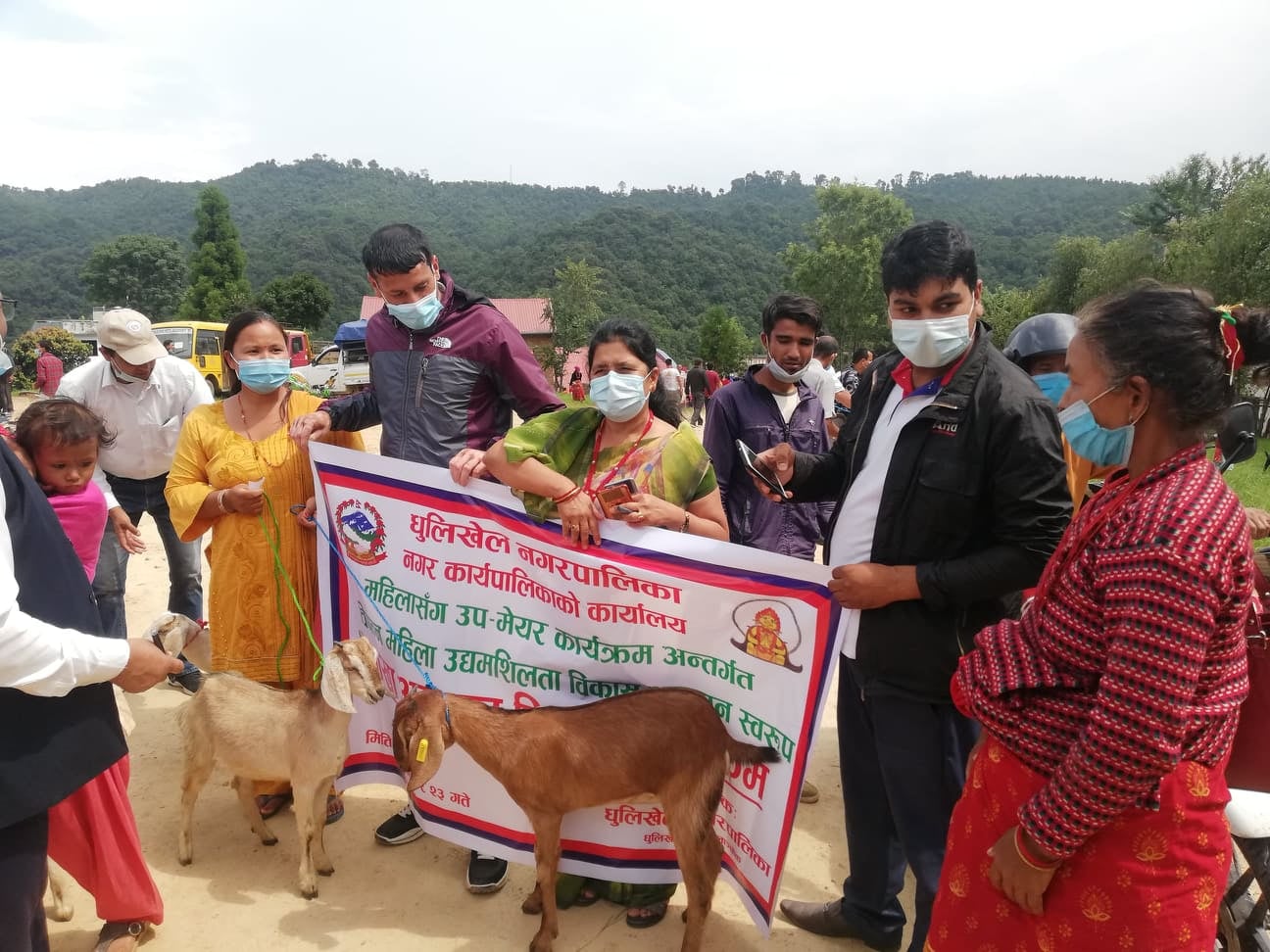 धुलिखेल नगरपालिकाका बिपन्न महिलालाई बाख्रा वितरण