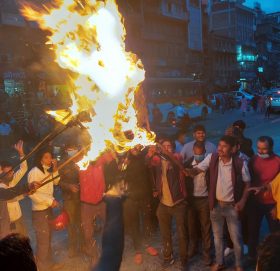 काभ्रेमा एमालेका युवा र विद्यार्थीले ज’लाए प्रधानन्यायाधीश राणाको पुत्ला