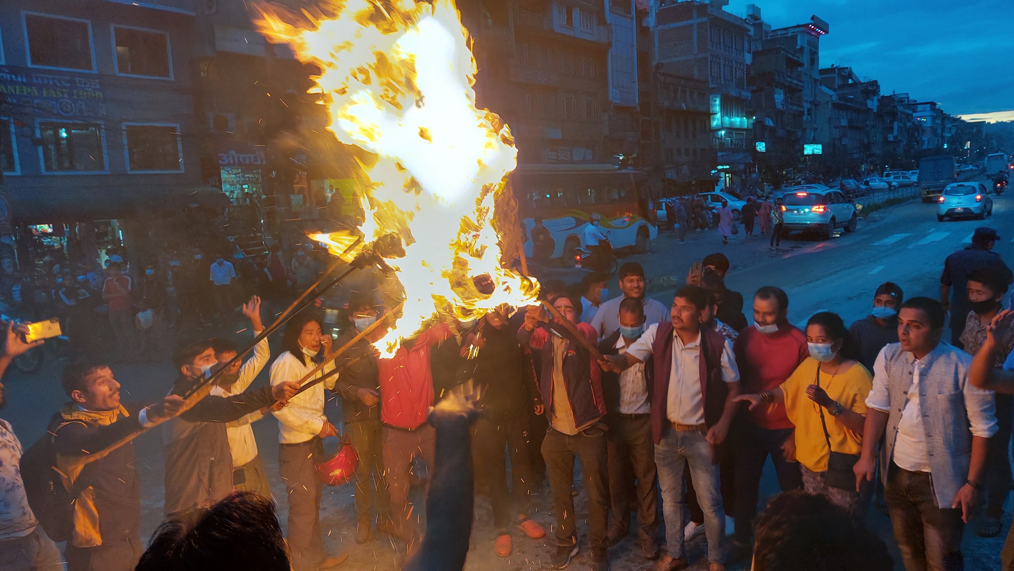 काभ्रेमा एमालेका युवा र विद्यार्थीले ज’लाए प्रधानन्यायाधीश राणाको पुत्ला