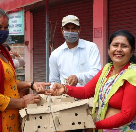 धुलिखेलका बिपन्न महिलालाई नि:शुल्क बंगुर र कुखुरा