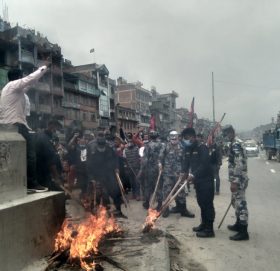 एमसिसि विरुद्ध काभ्रेमा विरोध,  बाबुराम भट्टराईको पुत्ला जलाए