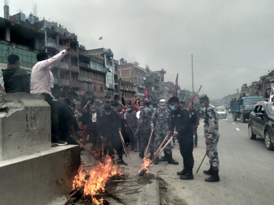 एमसिसि विरुद्ध काभ्रेमा विरोध,  बाबुराम भट्टराईको पुत्ला जलाए