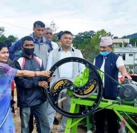 धुलिखेलका किसानलाई भुस्सा काट्ने मेसिन अनुदानमा वितरण