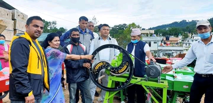 धुलिखेलका किसानलाई भुस्सा काट्ने मेसिन अनुदानमा वितरण