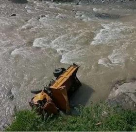 काभ्रेको रोशी खोलामा टिपर खस्यो, १ जनाको मृ’त्यु
