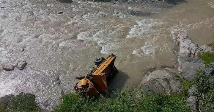 काभ्रेको रोशी खोलामा टिपर खस्यो, १ जनाको मृ’त्यु