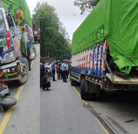 ट्रकले दुई स्कुटरलाई एकैपटक ठक्कर दियो, घटनास्थलमै महिलाको मृत्यु