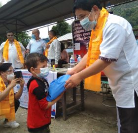तामाङ शैक्षिक परामर्श संघद्वारा मेलम्ची बाढी प्रभावितलाई निशुल्क स्वास्थ्य शिविरका साथ शैक्षिक सामाग्री वितरण