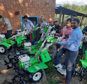 धुलीखेलका कृषकलाई अनुदानमा कृषि औजार तथा बिउँ वितरण