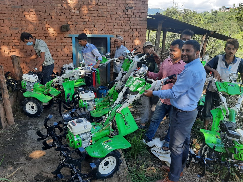 धुलीखेलका कृषकलाई अनुदानमा कृषि औजार तथा बिउँ वितरण