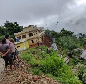 काभ्रेमा पहिरोले एक घर पुर्यो, जनता माध्यामिक विद्यालयको भवन उच्च जोखिममा