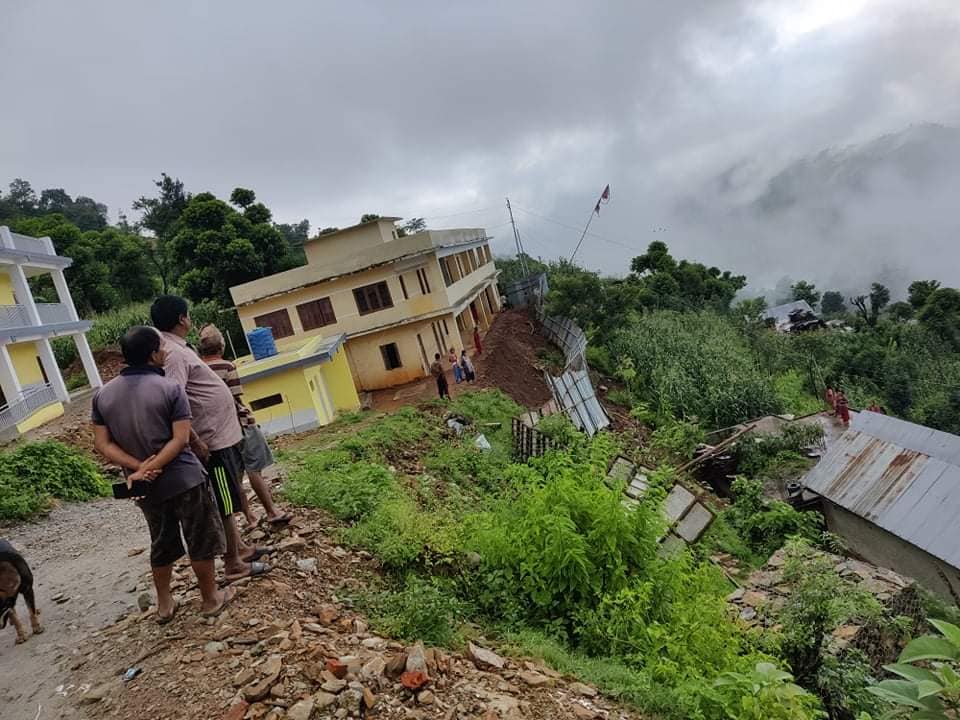 काभ्रेमा पहिरोले एक घर पुर्यो, जनता माध्यामिक विद्यालयको भवन उच्च जोखिममा