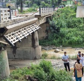 काभ्रेको झिगुखोला पुलको बार ढल्यो