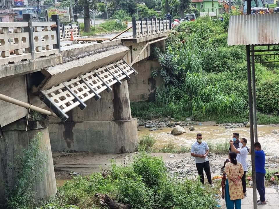 काभ्रेको झिगुखोला पुलको बार ढल्यो