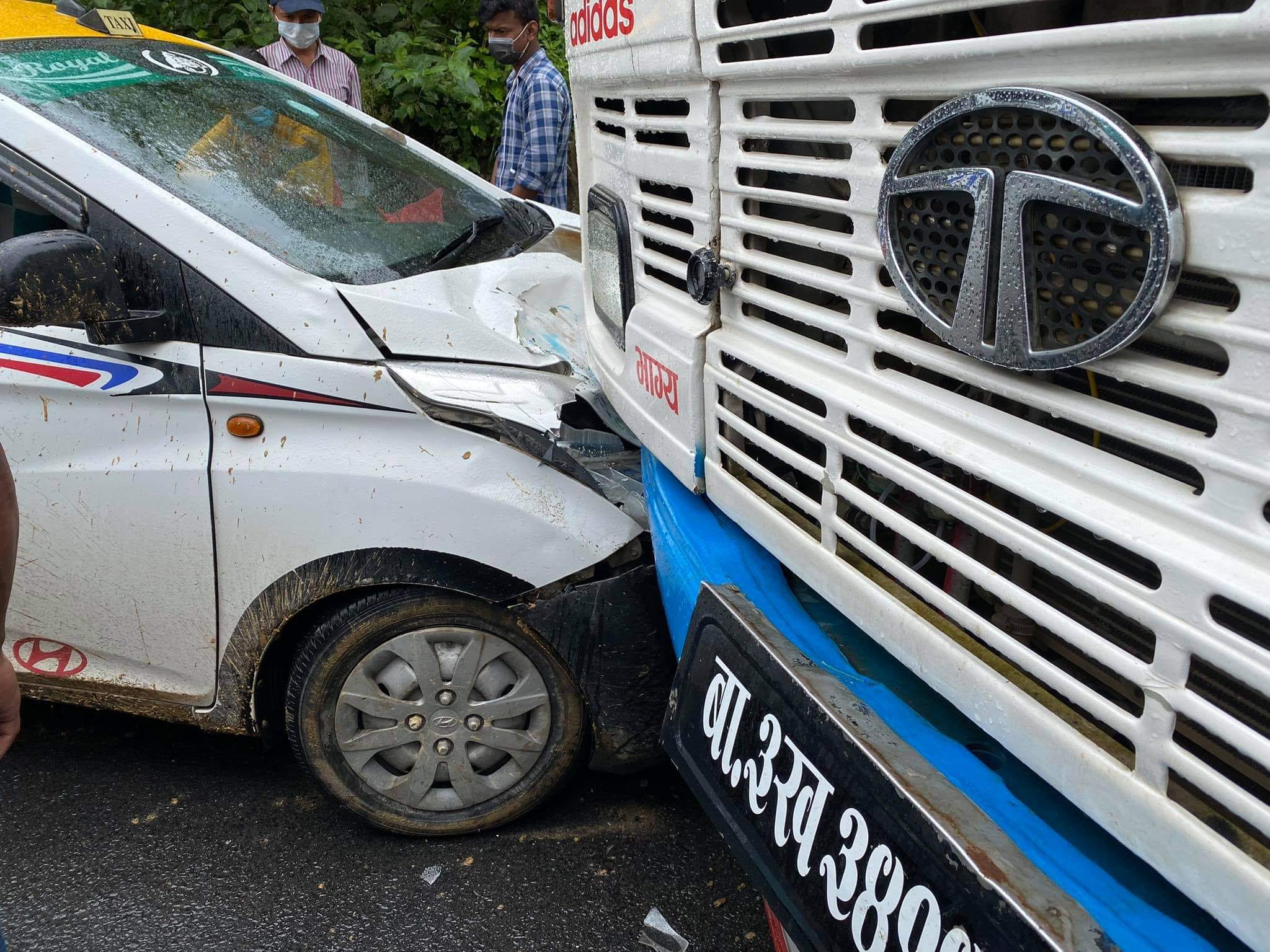 काभ्रेको कोशीपारीमा ट्याक्सी र बस एक अपासमा ठोक्कियो