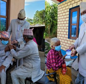 केन्द्रसम्म पुग्न नसक्ने नमोबुद्धका जेष्ठ नागरिकलाई घरघरमै खोप सेवा