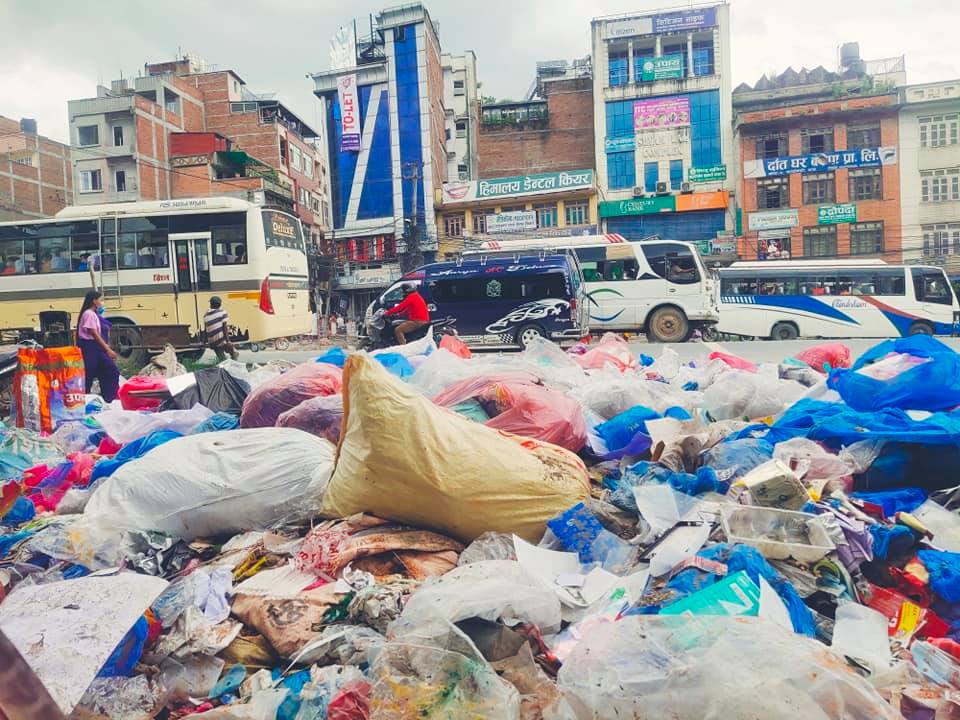 काभ्रेको बनेपामा फोहोर फाले १५ हजार, पार्किङ गरे २५ हजार जरिवाना