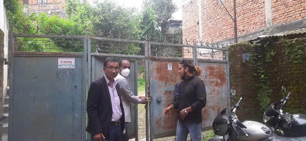 धुलिखेलमा कांग्रेस संस्थापन पक्षले लगायो निर्वाचन स्थलमा ताला