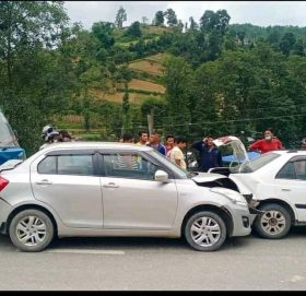 काभ्रेमा पाँच वटा गाडी एकैपटक ठोक्कियो, धुलिखेल अस्पतालका डाक्टर घा इते